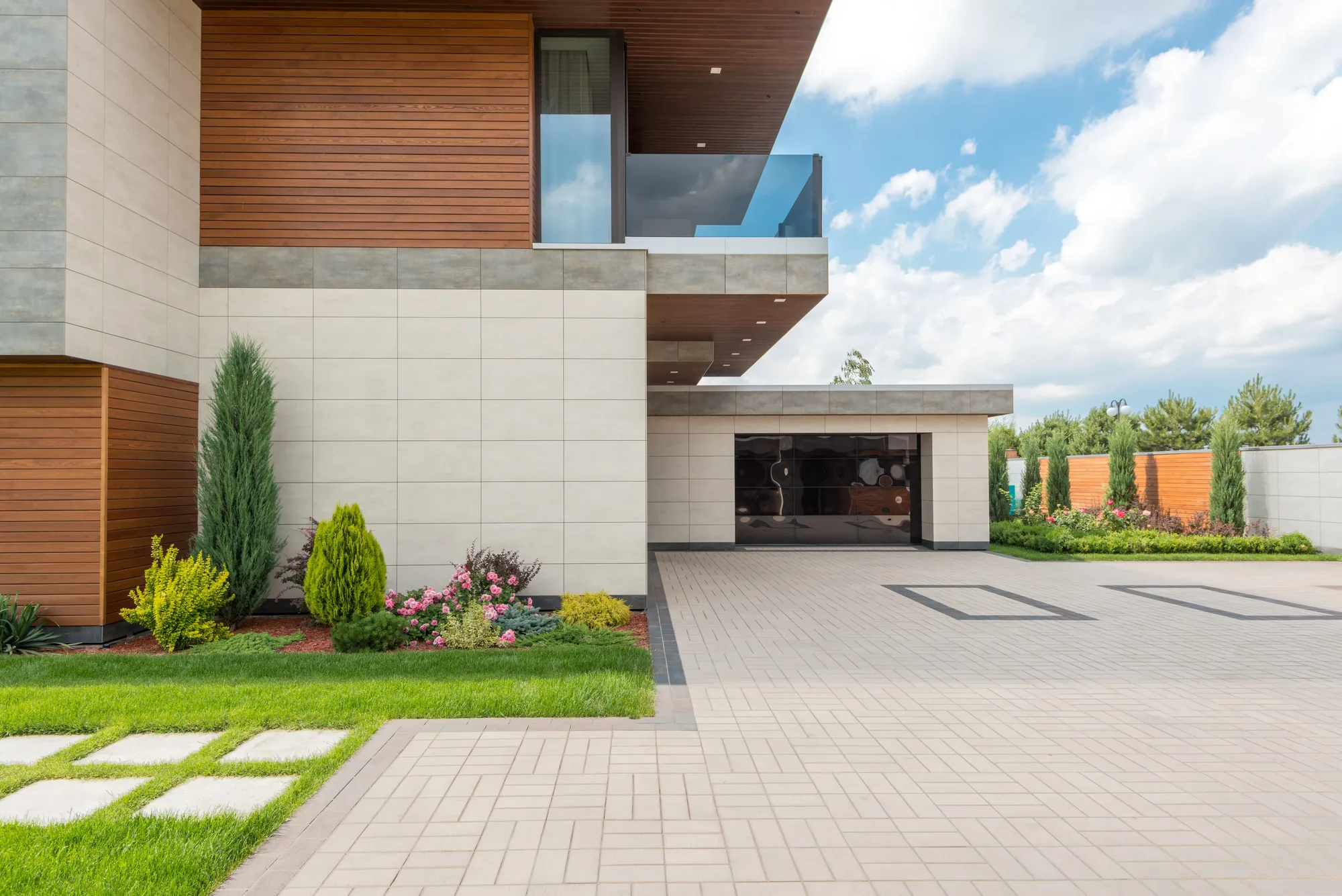 Residential garage door in East Renton Highlands